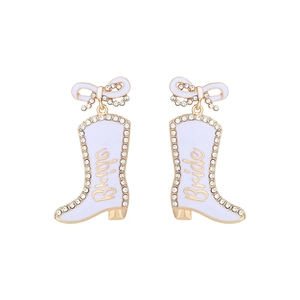 Detailansicht der lila Emaille-Cowboystiefel-Ohrringe mit Bride-Schriftzug und Kristallen