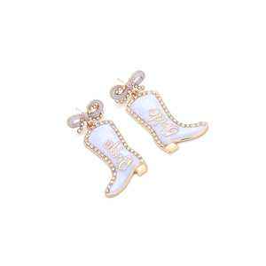 Details von Goldschleifen-Ohrringen mit lila Emaille-Boots und Bride-Schriftzug