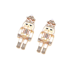 Vue détaillée des boucles d'oreilles casse-noisette avec paillettes et perles blanches