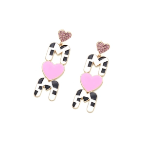 Dettaglio orecchini MOM a cuore con strass rosa e fantasia a macchie nere
