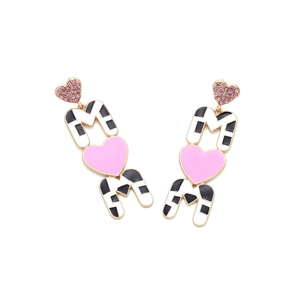 Dettaglio orecchini MOM con smalto a macchie, cuore rosa e decorazione in strass brillanti