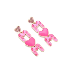 Orecchini MOM a cuore in smalto rosa placcati oro con cristalli per la festa della mamma