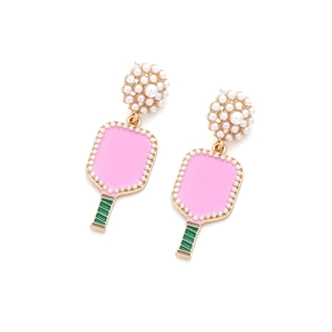 Dettaglio di orecchini a racchetta in smalto rosa con perle e perni a fiore d'oro