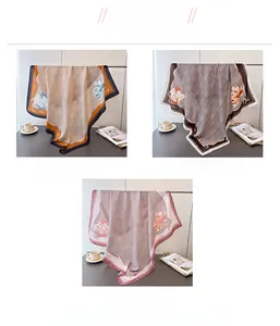 Trois élégants foulards en soie aux motifs de roses vintage et bordures à carreaux