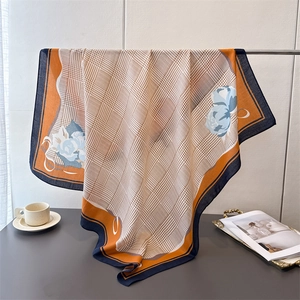 Écharpe élégante en soie avec motif pied-de-poule et bordure orange vif stylée