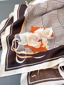 Détail du foulard en soie avec imprimé rose vintage et motifs pieds-de-poule chic