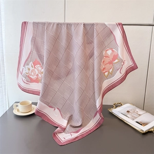 Carré de soie rose élégant à motif pied-de-poule et imprimé floral de roses douces