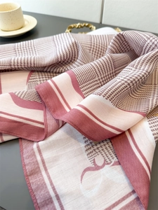 Vue détaillée d'une écharpe en soie à motif pied-de-poule élégant rose et blanc
