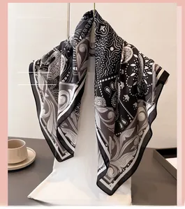 Détail macro d'un foulard en soie à motif paisley élégamment drapé sur un présentoir
