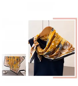 Vue détaillée du foulard en soie à motif paisley gingembre avec bordure noire contrastée