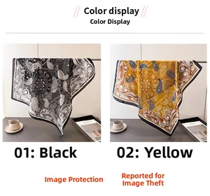 Vue détaillée de foulards en soie paisley noir et jaune sur un bureau neutre