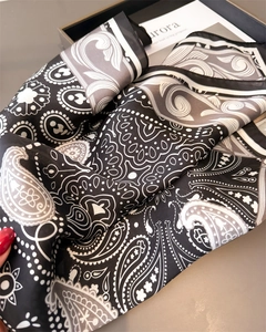 Gros plan du foulard en soie à motif paisley noir et blanc avec texture brillante