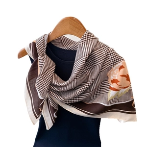Écharpe élégante en soie avec motif pied-de-poule marron et imprimé floral chic