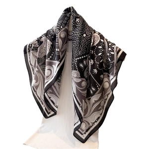 Foulard en soie à motif Paisley noir et blanc drapé avec élégance sur un mannequin