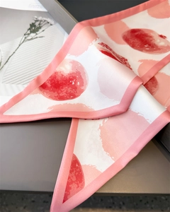Vue détaillée du foulard en soie à motif de fruits aquarelle rose et bords cousus