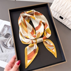 Foulard étroit style soie avec motif feuilles d'automne noué en boucle élégante