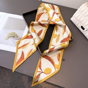 Détail d'un élégant foulard Twilly aux motifs de feuilles d'automne sur un sac