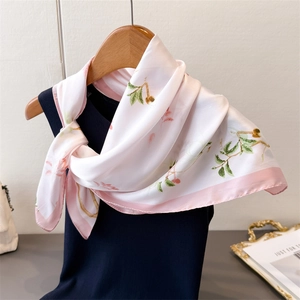 Foulard en soie avec imprimé floral motifs de cerises et bords roses élégants