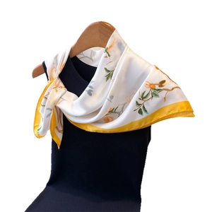 Élégant foulard en soie aux bordures jaunes avec imprimés floraux bucoliques