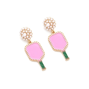 Dettaglio degli orecchini a racchetta in smalto rosa con perle artificiali su sfondo bianco