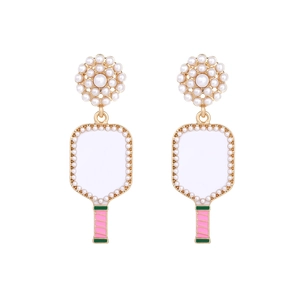 Orecchini a racchetta da tennis rosa con perle e smalto bianco dal design sportivo
