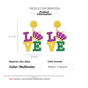 Detailansicht der bunten Emaille-Ohrringe LOVE mit Abmessungen von 5,1 cm mal 3,4 cm