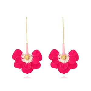 Détails de boucles d'oreilles fleurs en émail violet avec de longs crochets dorés sur blanc