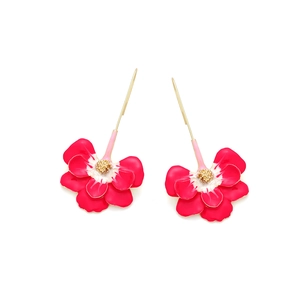 Élégantes boucles d'oreilles fleurs en émail violet avec crochets dorés sur fond blanc