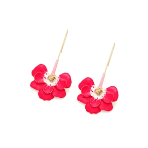 Détail de boucles d'oreilles fleurs en émail rouge élégant avec cœur doré et crochets