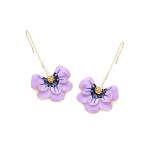 Boucles d'oreilles fleurs en émail violet avec cœur doré sur fond blanc pur
