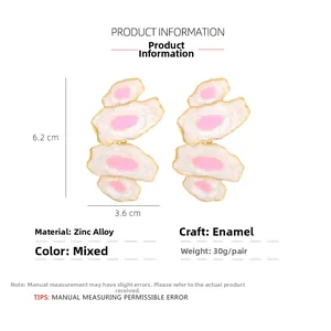 Vue détaillée des boucles d'oreilles fleur en émail rose avec dimensions 6,2 cm x 3,6 cm
