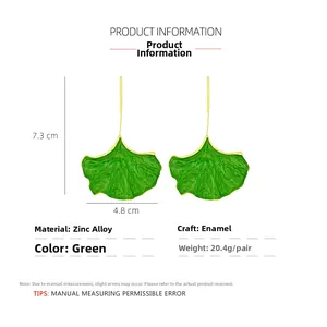 Détail des boucles d'oreilles ginkgo en émail vert de 7,3 cm avec dimensions et poids