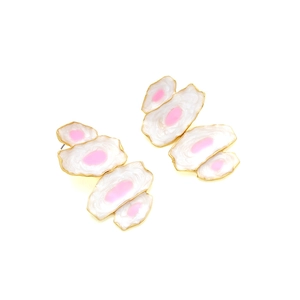 Boucles d'oreilles fleurs en émail irrégulier avec bords dorés et texture rose