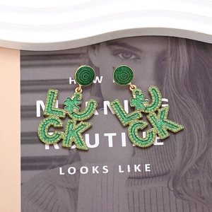 Detail der St. Patrick's Day LUCK Ohrringe mit grünen Kristallen und Kleeblatt-Anhängern