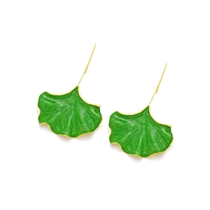Boucles d'oreilles feuilles de ginkgo en émail vert avec crochets dorés sur fond blanc