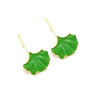 Détail de boucles d'oreilles feuilles de ginkgo en émail vert avec nervures dorées