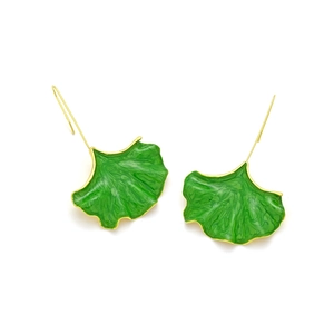 Détail de boucles d'oreilles feuille de ginkgo vert émeraude et texture marbre