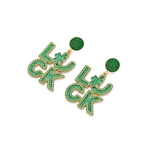 Goldene LUCK-Buchstabenohrringe mit grünen Strasssteinen und Kleeblatt für den St. Patrick's Day