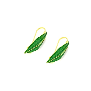 Détail macro de boucles d'oreilles feuilles en émail vert avec crochets dorés élégants
