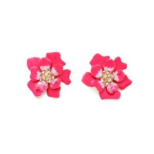 Vue détaillée de boucles d'oreilles fleur en émail rose avec cœurs en strass brillants