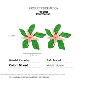 Vue détaillée de grandes boucles d'oreilles fleur en émail avec dimensions de 5,6x5,4cm