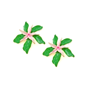 Détail de boucles d'oreilles fleurs en émail rose avec feuilles vertes marbrées