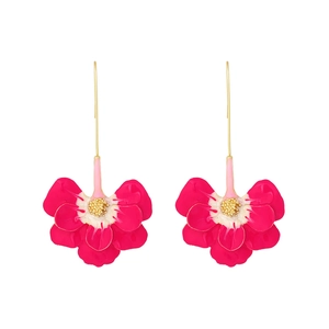 Élégantes boucles d'oreilles pendantes avec fleurs en émail magenta et crochets dorés