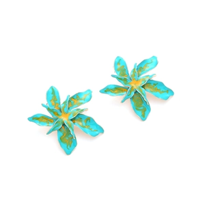 Détail de boucles d'oreilles fleurs en émail bleu avec texture marbrée orange