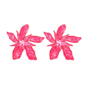 Boucles d'oreilles fleurs en émail fuchsia avec bordure dorée et texture marbrée
