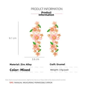 Boucles d'oreilles fleurs en émail rose avec dimensions de 9,1 cm de hauteur et 3,6 cm