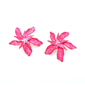 Vue détaillée des boucles d'oreilles fleurs en émail rose avec bordure dorée et pétales