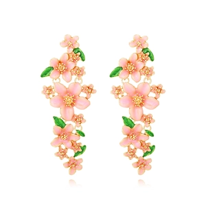 Élégantes boucles d'oreilles cerisier doré avec fleurs en émail rose et feuilles vertes