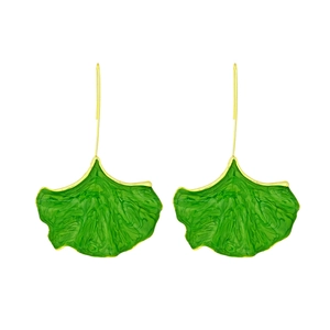 Boucles d'oreilles pendantes feuille de ginkgo dorée avec émail vert et détails nervurés