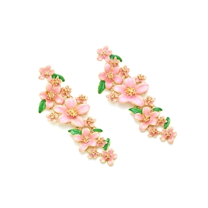 Boucles d'oreilles pendantes fleurs de cerisier en émail rose et métal doré
